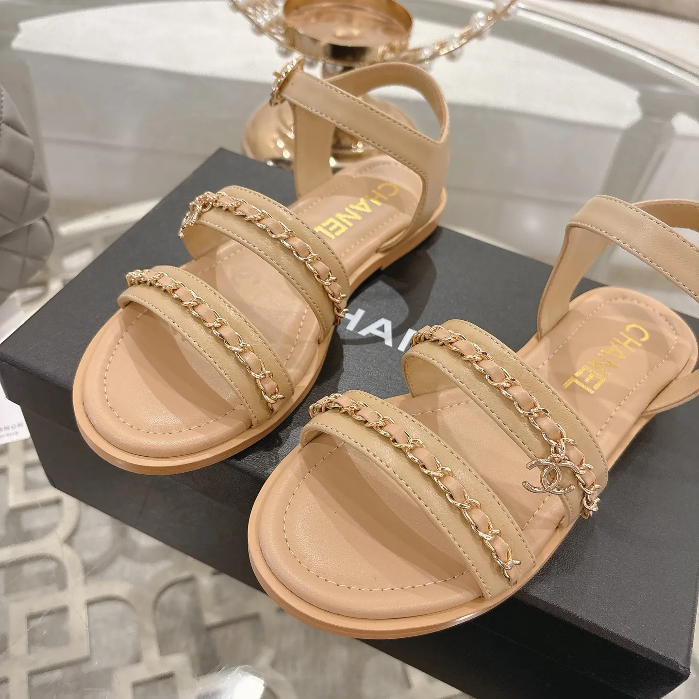 👟👟Ex-factory price 560👟👟Chanel Xiaoxiang 2025ss spring and summer latest catwalk fashion chain decoration top quality! Accurate to 1:1, light luxury without tiring the feet, the upper foot can be matched with spring and summer clothes at will, highlighting texture and taste, simple yet luxurious appearance, even if it is just a pair of sandals, it is definitely a must-have pair in the summer shoe cabinet. Upper: imported lambskin. Lining: imported sheepskin lining. Outsole: original customized outsole. Size: 35-40 (40.41.42 custom-made, non-returnable)
